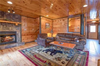 Standing Bear Lodge 5 Bedrooms Sleeps 18 Pool table Air Hockey Hot tub Gatlinburg