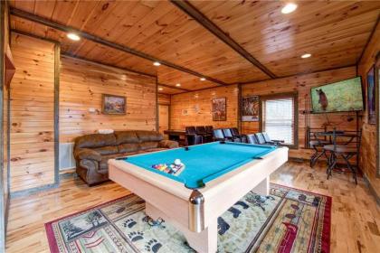 Standing Bear Lodge 5 Bedrooms Sleeps 18 Pool Table Air Hockey Hot Tub - image 10