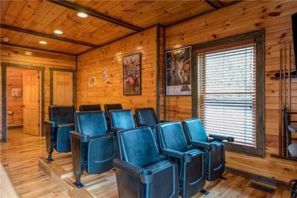 Standing Bear Lodge 5 Bedrooms Sleeps 18 Pool Table Air Hockey Hot Tub - image 11