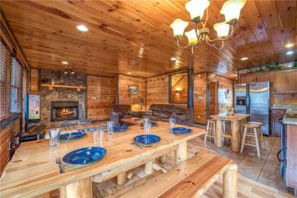 Standing Bear Lodge 5 Bedrooms Sleeps 18 Pool Table Air Hockey Hot Tub - image 14
