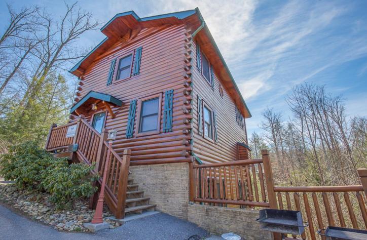 Standing Bear Lodge 5 Bedrooms Sleeps 18 Pool Table Air Hockey Hot Tub - image 4