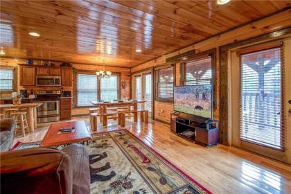 Standing Bear Lodge 5 Bedrooms Sleeps 18 Pool Table Air Hockey Hot Tub - image 6