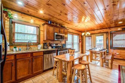 Standing Bear Lodge 5 Bedrooms Sleeps 18 Pool Table Air Hockey Hot Tub - image 7
