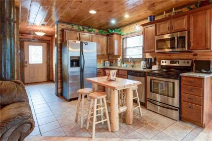 Standing Bear Lodge 5 Bedrooms Sleeps 18 Pool Table Air Hockey Hot Tub - image 9