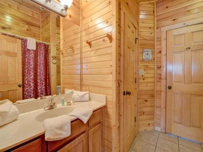 Magic Moments II 1 Bedroom Sleeps 4 Heart Shape Tub Pool Table Hot Tub - image 19