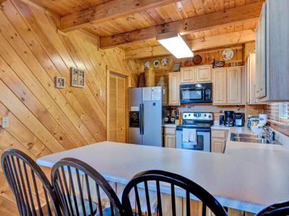 Irish Blessings 1 Bedroom Sleeps 6 Hot Tub Jacuzzi Wood Fireplace - image 13