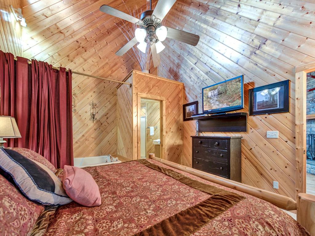 Irish Blessings 1 Bedroom Sleeps 6 Hot Tub Jacuzzi Wood Fireplace - image 7