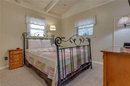 Bear View Chalet 3 Bedroom Pool Pets Arcades WiFi Hot Tub Sleeps 12 - image 13