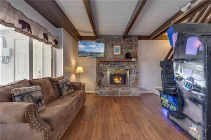 Bear View Chalet 3 Bedroom Pool Pets Arcades WiFi Hot Tub Sleeps 12 - image 17