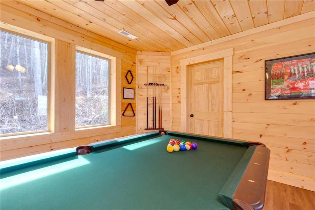 Back to Nature 2 Bedroom Fireplace Hot Tub WiFi Pet Friendly Sleeps 6 - image 2