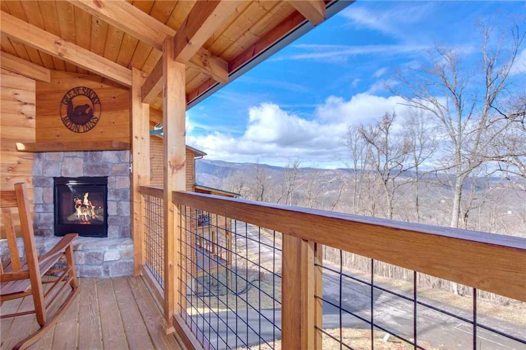 Back to Nature 2 Bedroom Fireplace Hot Tub WiFi Pet Friendly Sleeps 6 - image 3
