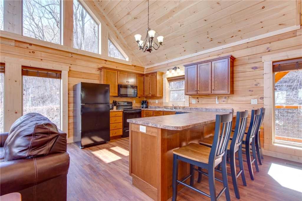Back to Nature 2 Bedroom Fireplace Hot Tub WiFi Pet Friendly Sleeps 6 - image 4