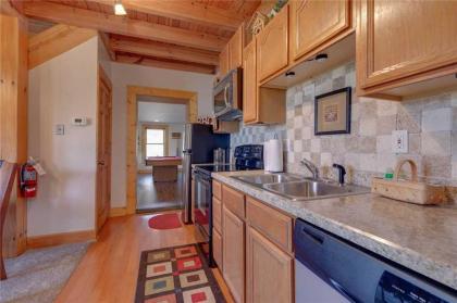 Bearly Heaven 2 Bedrooms Fireplace Hot Tub WiFi Pool Table Sleeps 8 - image 11