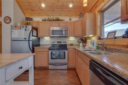 Bearly Heaven 2 Bedrooms Fireplace Hot Tub WiFi Pool Table Sleeps 8 - image 17