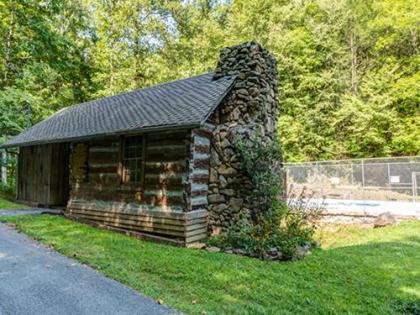 Bearly Heaven 2 Bedrooms Fireplace Hot Tub WiFi Pool Table Sleeps 8 - image 8