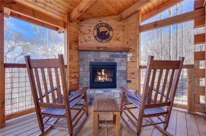 Lasting Impressions 3 Bedroom Hot tub Fireplace Pets WiFi Sleeps 12