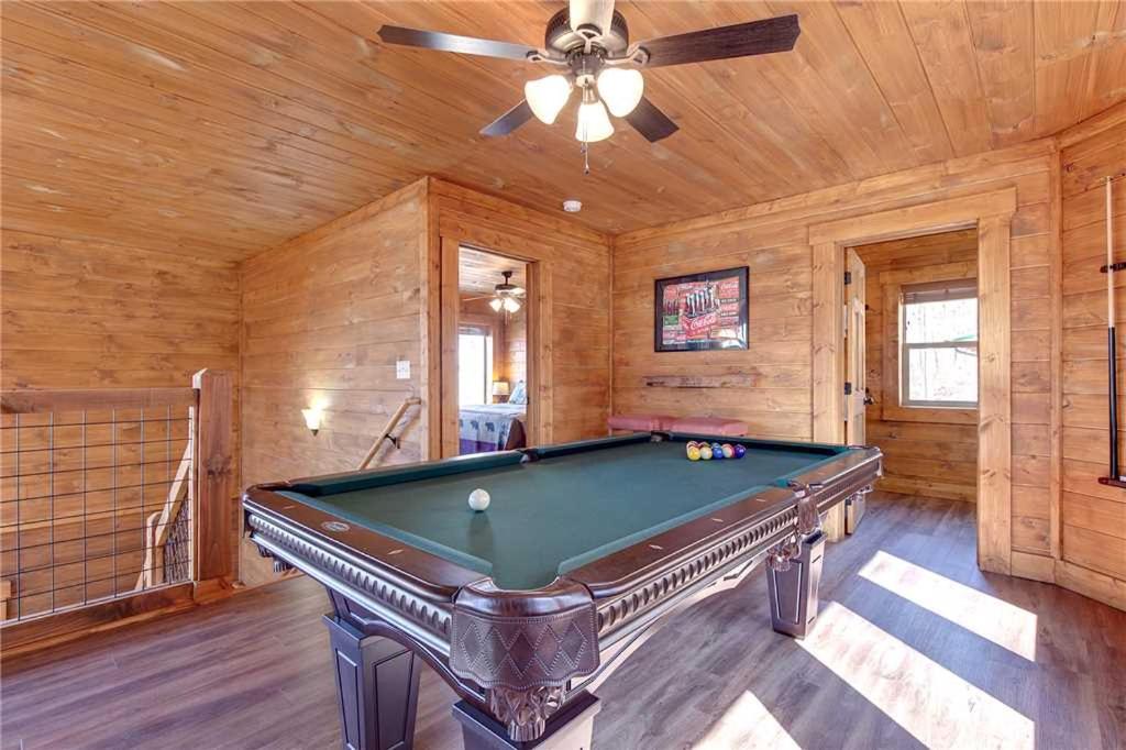 Lasting Impressions 3 Bedroom Hot Tub Fireplace Pets WiFi Sleeps 12 - image 3