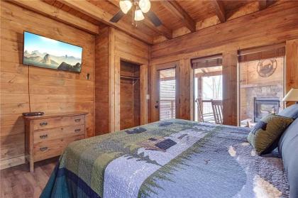 Lasting Impressions 3 Bedroom Hot Tub Fireplace Pets WiFi Sleeps 12 - image 8
