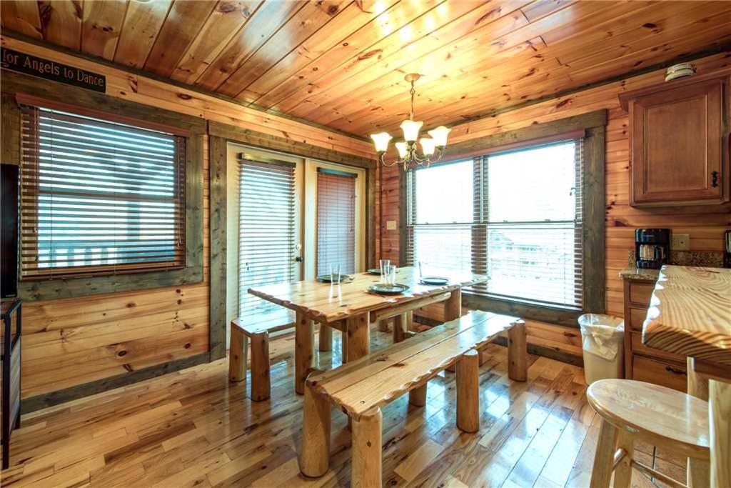 Celebration Lodge 4 Bedrooms Sleeps 18 Pool Table Hot Tub - image 4