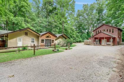 Shady Woods 4 Bedroom Walk to Downtown Hottub - image 16