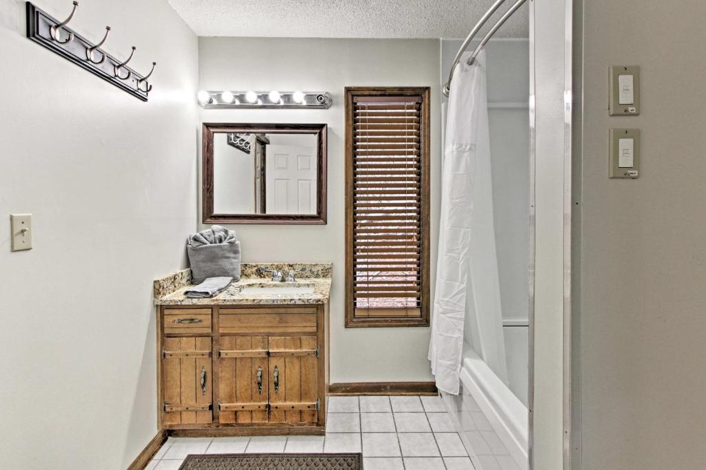 Great Smoky Mountains Getaway about Spacious Cabin! - image 3