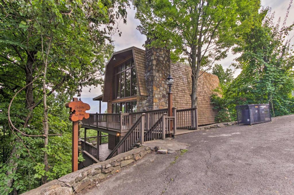 Chateau Sur Lamont Gatlinburg Cabin with Hot Tub! - image 4