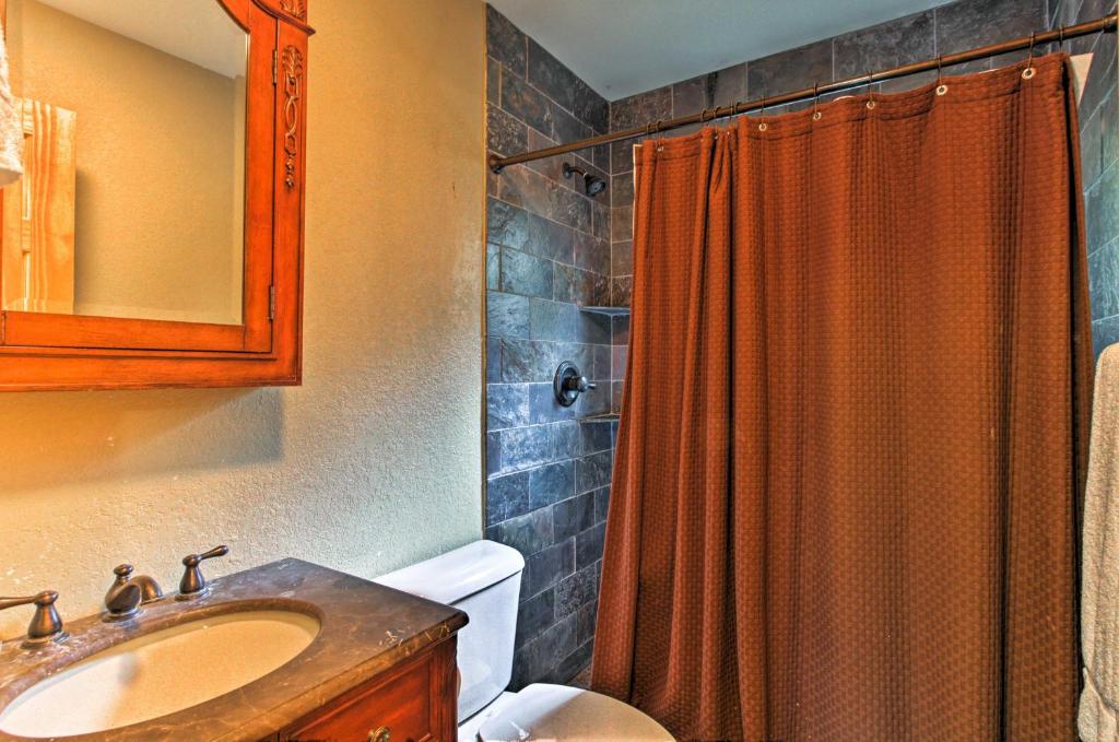 Chateau Sur Lamont Gatlinburg Cabin with Hot Tub! - image 6