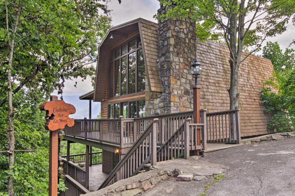 Chateau Sur Lamont Gatlinburg Cabin with Hot Tub! - image 7