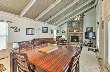 Gatlinburg Home with Mtn Views and Hot Tub 2Mi to Town - image 17