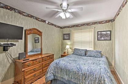 Gatlinburg Home with Mtn Views and Hot Tub 2Mi to Town - image 9