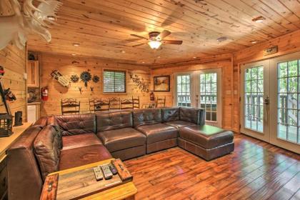 Cottage with Hot Tub and Rustic Charm 2 Mi to Downtown