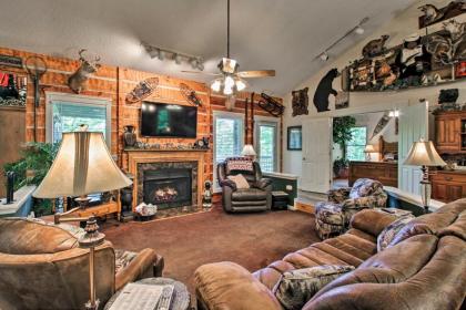 Eclectic Cabin with Hot Tub Less Than 1Mi to Ober Gatlinburg - image 12