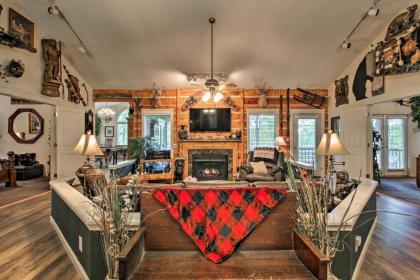 Eclectic Cabin with Hot Tub Less Than 1Mi to Ober Gatlinburg - image 18