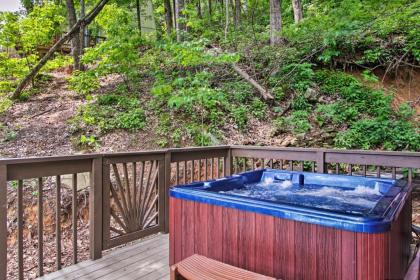 Smoky mtn Retreat with Deck 2 mi to DtWN Gatlinburg Gatlinburg