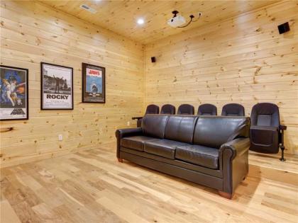 Gatlinburg Escape 5 Bedrooms Hot Tub Arcade Game Room Sleeps 16 - image 11