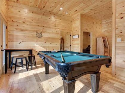 Gatlinburg Escape 5 Bedrooms Hot Tub Arcade Game Room Sleeps 16 - image 5