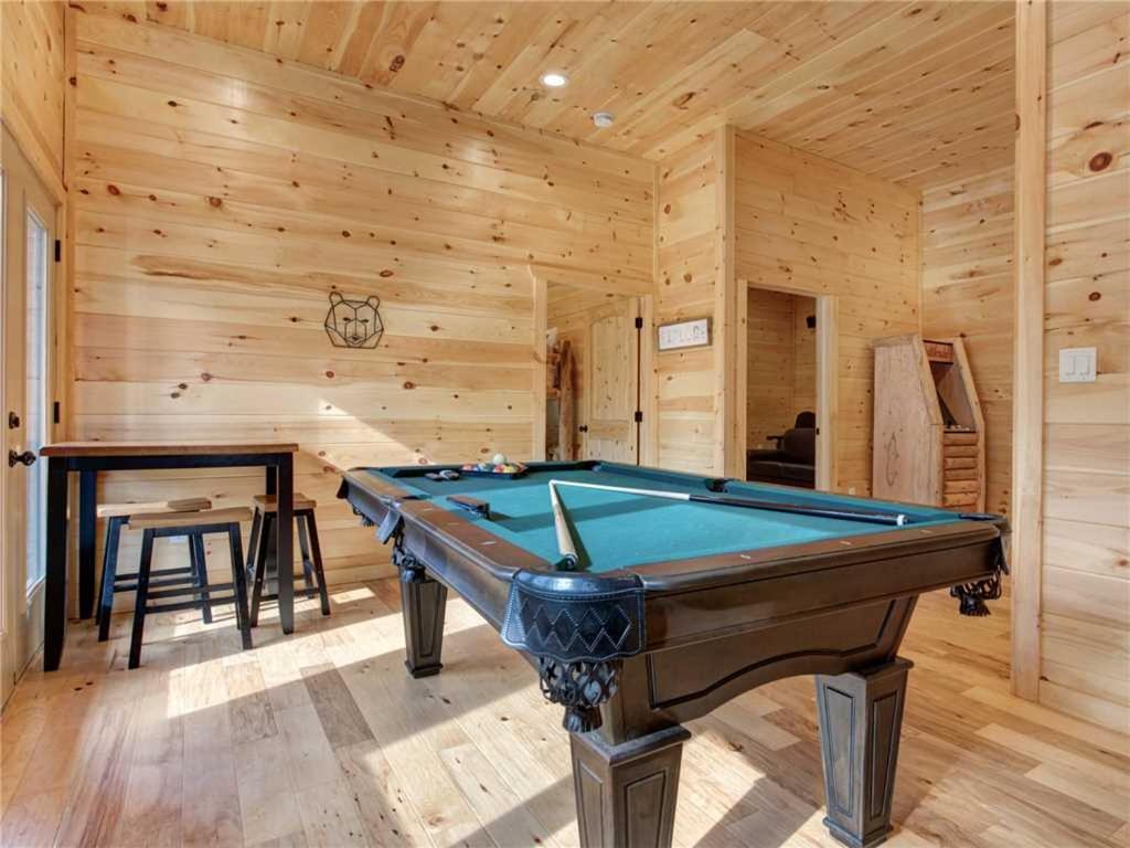 Gatlinburg Escape 5 Bedrooms Hot Tub Arcade Game Room Sleeps 16 - image 5
