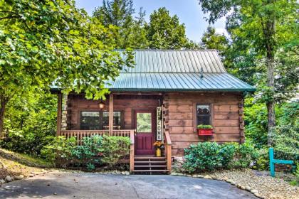 Romantic Gatlinburg Studio Cabin with Hot tub and Deck