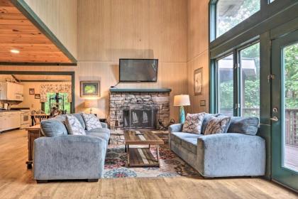 Quaint Home with Pool Access   3 miles to Downtown Gatlinburg