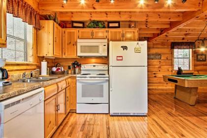 Gatlinburg Mountainside Escape with Outdoor Hot Tub! - image 10