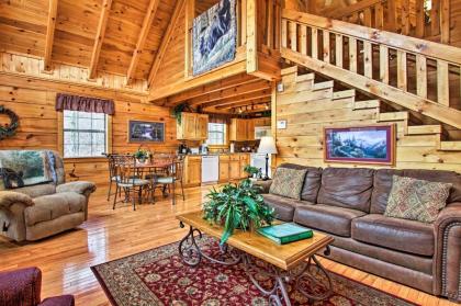 Gatlinburg Mountainside Escape with Outdoor Hot Tub! - image 12
