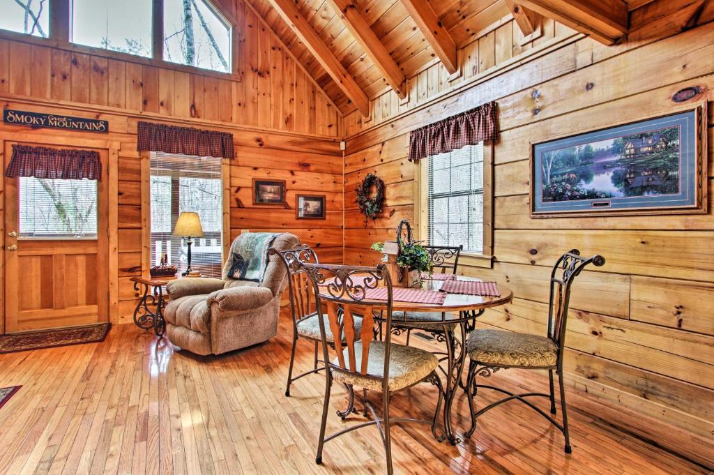 Gatlinburg Mountainside Escape with Outdoor Hot Tub! - image 5