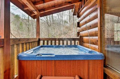 Gatlinburg Mountainside Escape with Outdoor Hot Tub! - image 9