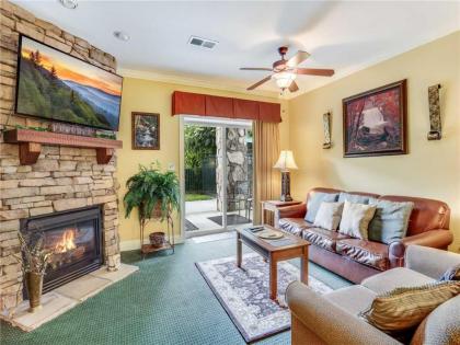 Downtown Delight 2 Bedrooms Pool Hot Tub Sleeps 6