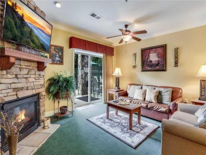 Downtown Delight 2 Bedrooms Pool Hot Tub Sleeps 6 - image 10