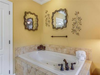 Downtown Delight 2 Bedrooms Pool Hot Tub Sleeps 6 - image 11