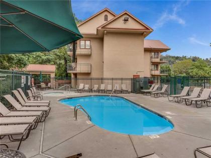 Downtown Delight 2 Bedrooms Pool Hot Tub Sleeps 6 - image 18