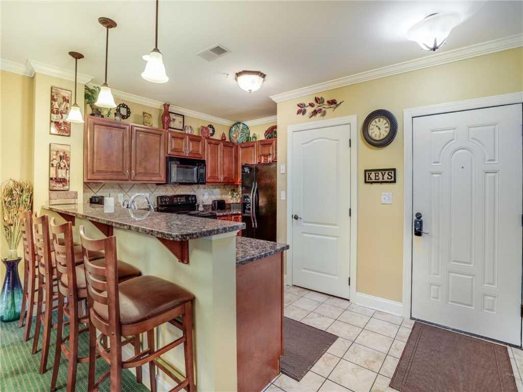 Downtown Delight 2 Bedrooms Pool Hot Tub Sleeps 6 - image 7