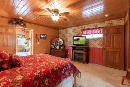 SmokyStays 9 Bedroom Cabin - image 10