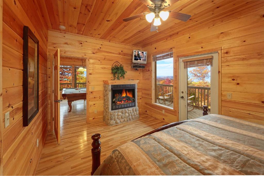 Emerald City Lights #203 by Aunt Bug's Cabin Rentals - image 4